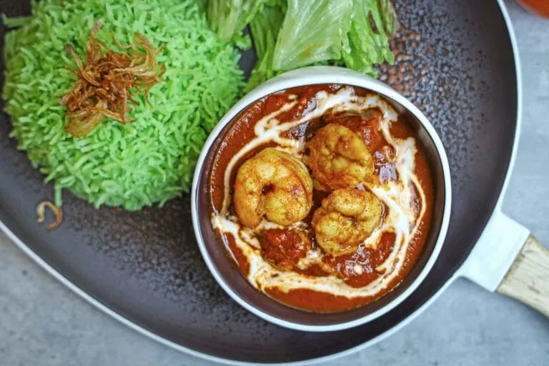 Curry thailandez de creveți și legume, servit cu orez basmati