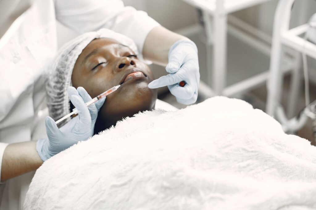 Cum să alegi clinica potrivită pentru a-ți injecta buzele cu acid hialuronic