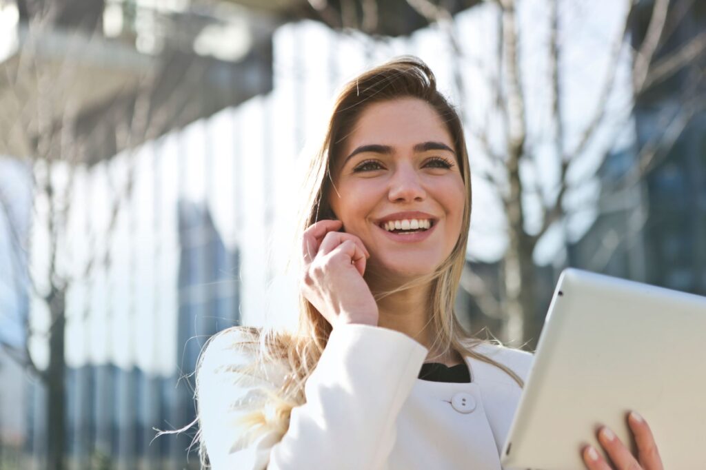 Importanța unui Zâmbet Frumos în Lumea Afacerilor: Implantul Dentar Rapid Fast & Fixed la Cris Smile Studio