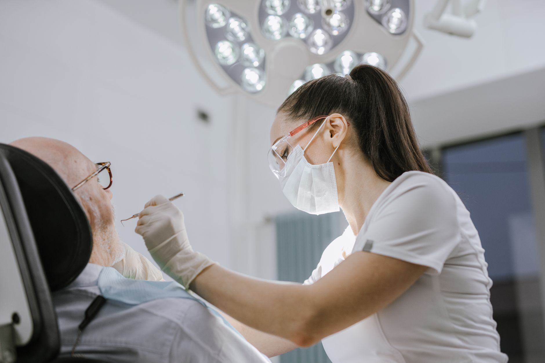 Cât de tare doare un implant dentar? Trei idei pe care este recomandat să le reții