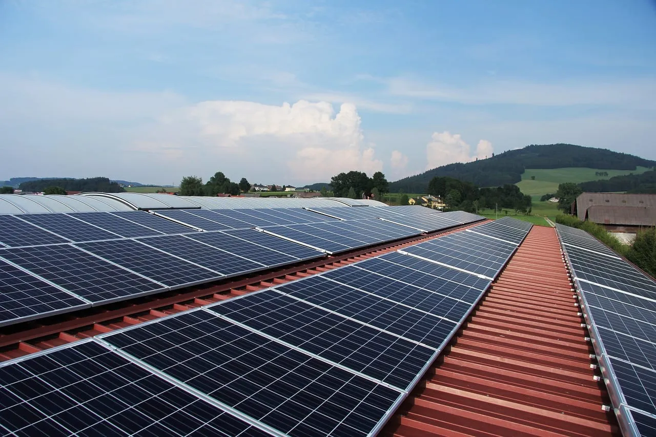 Beneficiile energiei fotovoltaice și a unui sistem hibrid. Ce e important?