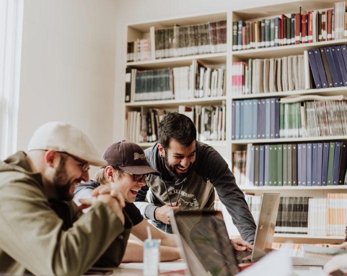 Photo Evaluare și adaptare constantă: Monitorizează și evaluează performanța afacerii tale în mod regulat și fii pregătit să ajustezi strategiile și planurile în funcție de rezultatele obținute și schimbările din mediul de afaceri.