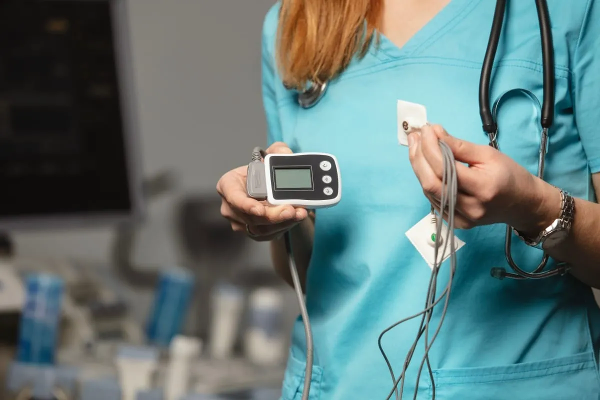 Ce înseamnă o monitorizare Holter EKG și care sunt avantajele acesteia?