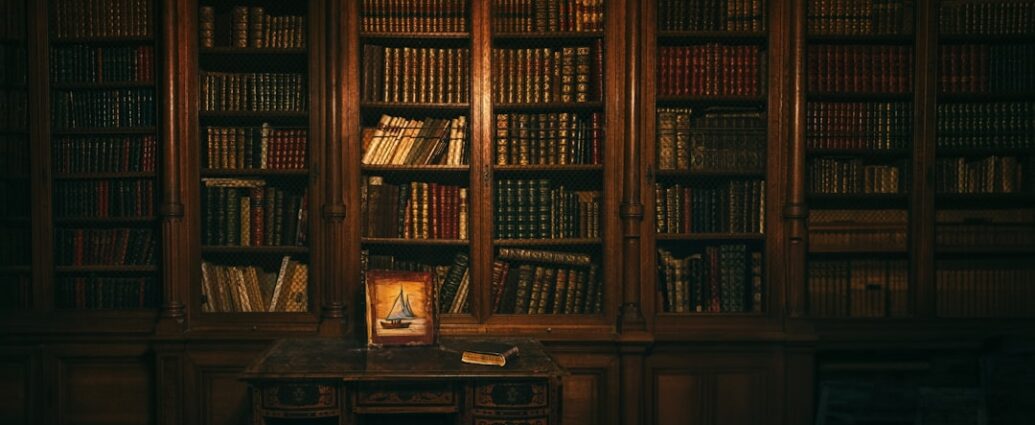 Photo Empty bookshelf