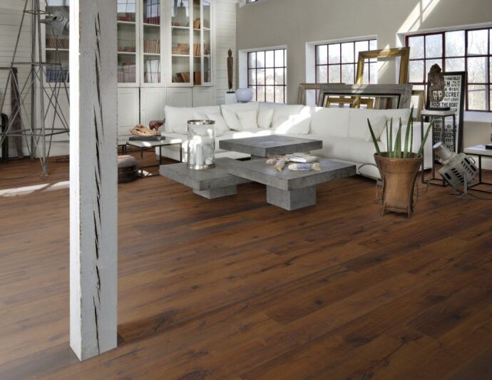 Parchet stratificat - Alma Parchet - Khars, interior autentitc cu mult lemn