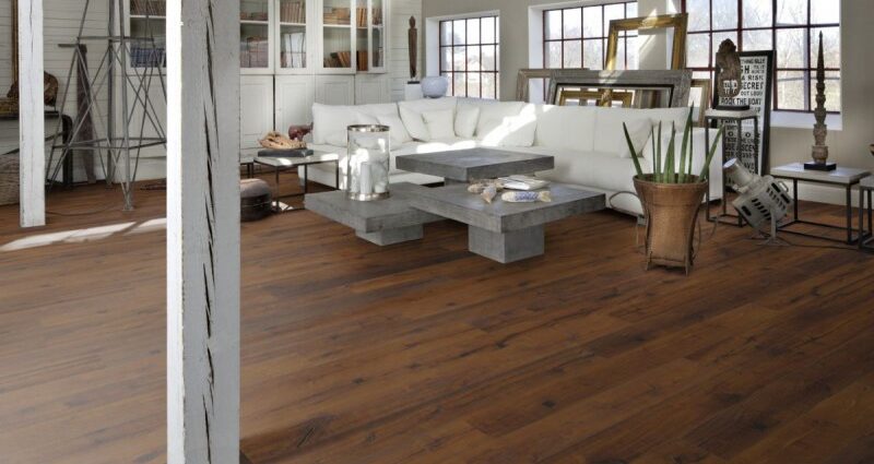 Parchet stratificat - Alma Parchet - Khars, interior autentitc cu mult lemn