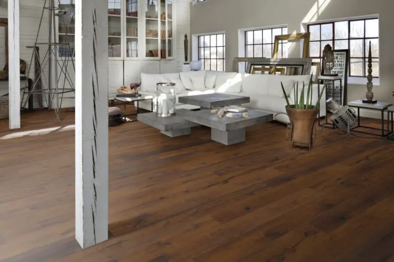 Parchetul stratificat din lemn natural: eleganță, stabilitate și longevitate pentru interiorul tău. Tot ce trebuie să știi înainte să alegi Parchet stratificat - Alma Parchet - Khars, interior autentitc cu mult lemn