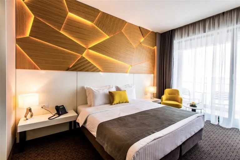 Lenjerie de pat albă pentru cameră de hotel, produsă de Brodank