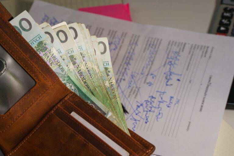 Antreprenor care discută cu un consultant bancar la birou, cu documente financiare pe masă