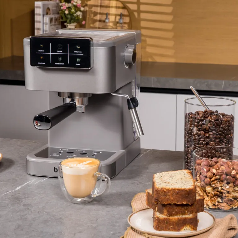 Espressor pentru birou și HoReCa, cu o cafea cappuccino și boabe de cafea